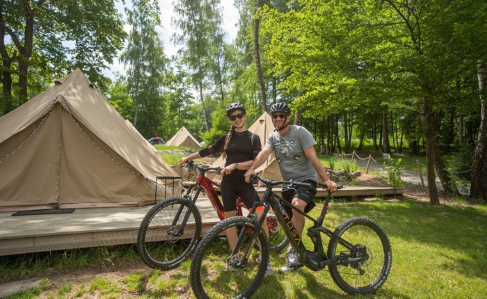 osoby na rowerach na postoju