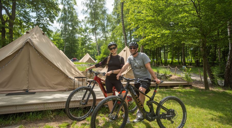 osoby na rowerach na postoju